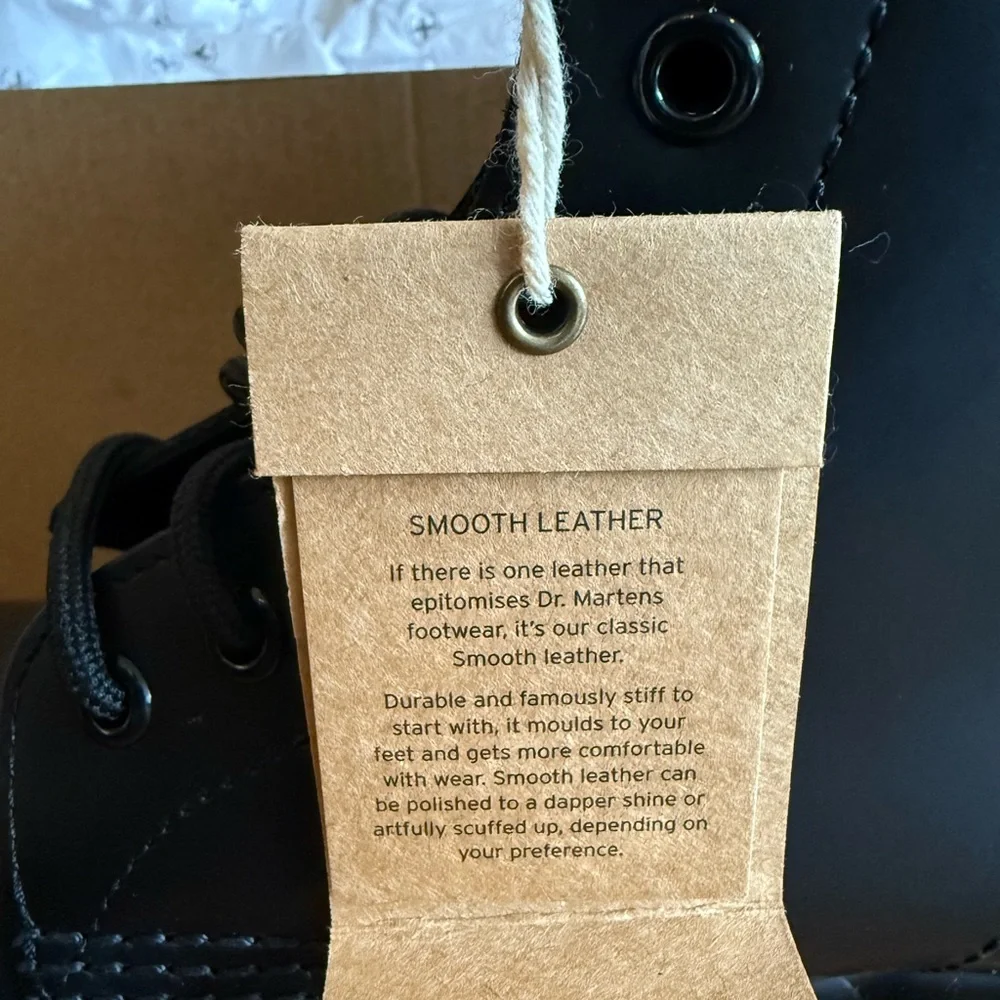 NWT Dr. Martens 1460 Black Smooth Leather Lace Up Boot - Women’s 8 / Men’s 7 - Picture 5 of 8